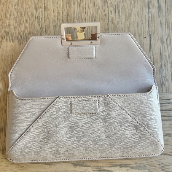 $398 NWOT TORY BURCH Gigi Envelope Clutch Handbag Beige Pebbled Patent Leather - Picture 6 of 13